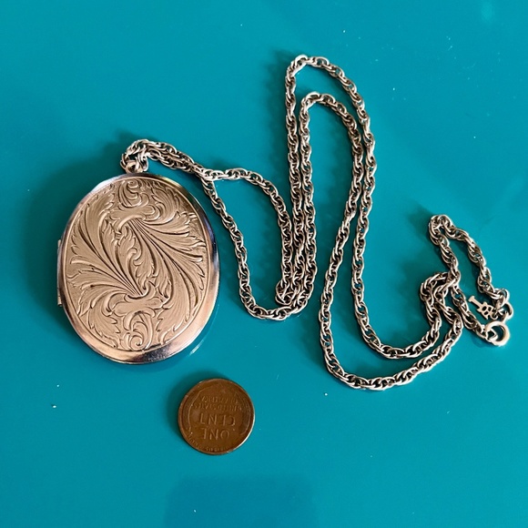 Vint 60's Trifari Silver locket - Art Deco Style Locket - Embossed Oval Locket - Picture 4 of 7